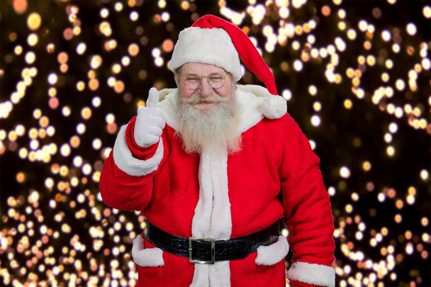 Щасливий Санта віддає великий палець
. - Фото, зображення