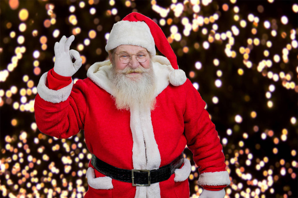 Weihnachtsmann zeigt Ok-Geste. - Foto, Bild