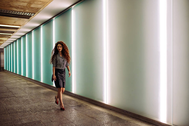 Nuori punapää liiketoiminnan nainen kävelee töihin
 - Valokuva, kuva