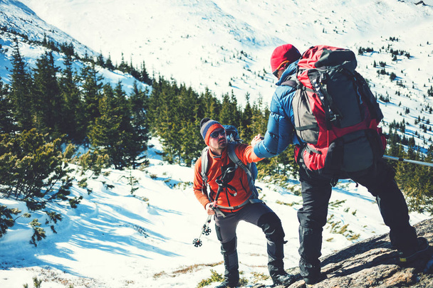 Dos escaladores en las montañas
. - Foto, Imagen