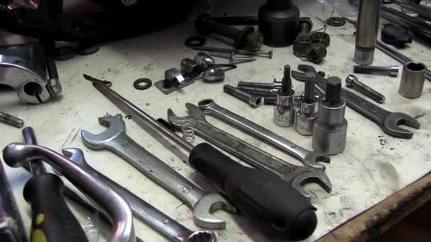 Werkstatt repariert Auto oder Motorrad - Filmmaterial, Video