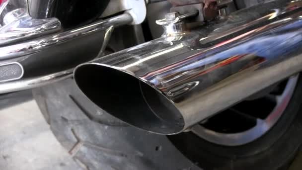 Auspuffrohr aus Motorradmotor - Filmmaterial, Video