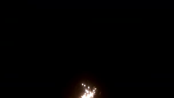 Brillante flujo de chispas de fuegos artificiales en la oscuridad
 - Metraje, vídeo
