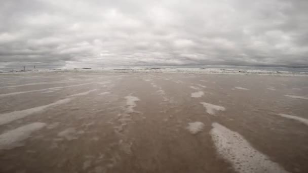 Surf της Βαλτικής θάλασσας στην Πολωνία, κάμερα στο surf - Πλάνα, βίντεο