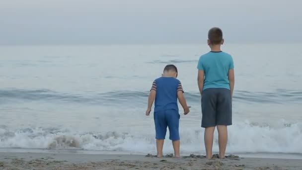 fiúk ugrik, a tenger közelében - Felvétel, videó
