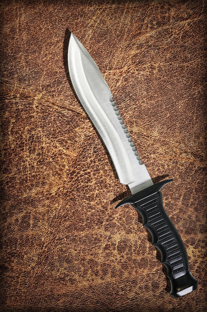 Combat Hunting Survival Sawback Bowie cuchillo conjunto en el viejo cuero de vaca marrón envejecido envejecido acolchado Vignetted Grunge fondo
 - Foto, imagen