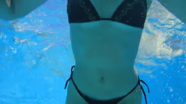 Nuori nainen sukeltaa uima-altaaseen
 - Materiaali, video