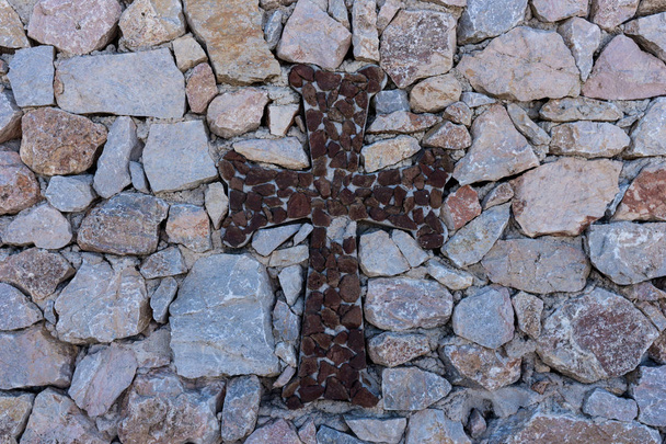 Croix de pierre marron dans le mur pour le fond
 - Photo, image