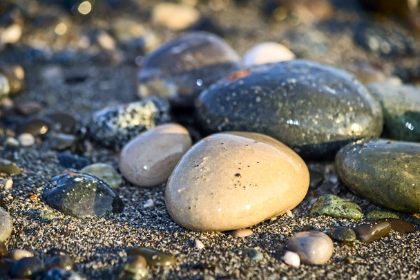Denizin kenarında deniz taşları. Referans resim - Fotoğraf, Görsel