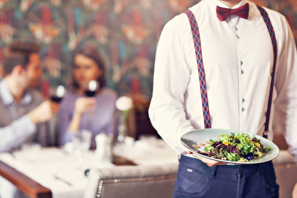 Casal romântico namoro no restaurante sendo servido por garçom
 - Foto, Imagem