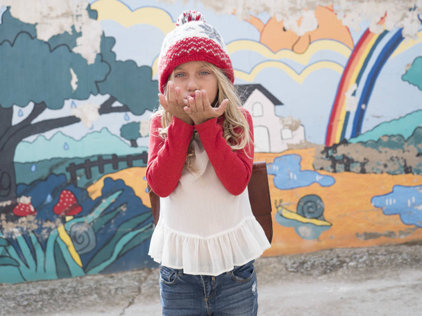 Ragazzina bionda con berretto pronta per andare a scuola
. - Foto, immagini
