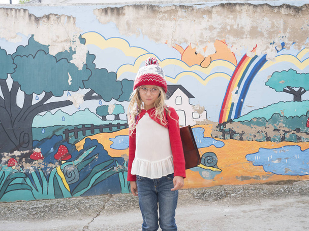 Blondes kleines Mädchen mit Mütze bereit für den Schulbesuch. - Foto, Bild