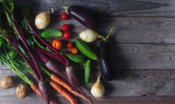 Varias verduras orgánicas sobre fondo rústico de madera, estilo de vida saludable, cosecha de otoño, alimentos crudos, vista superior
 - Foto, imagen