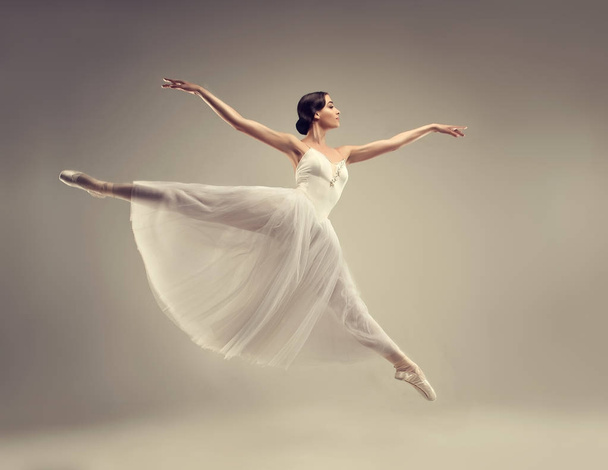 Χαριτωμένη γυναίκα χορευτής μπαλέτου - Φωτογραφία, εικόνα