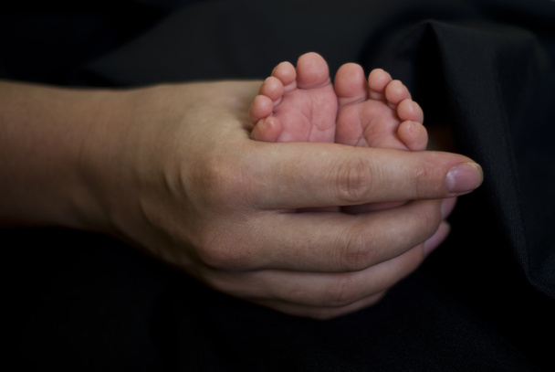 dětské nohy v rukou matka - Fotografie, Obrázek