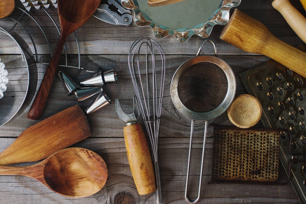 various kitchen utensils on rustic wooden table - Foto, afbeelding