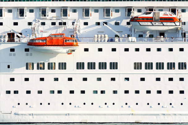 reddingsboten op moder cruiseschip - Foto, afbeelding