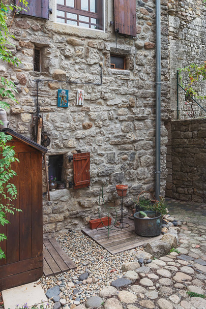 La rue étroite dans le village pittoresque de Lanas dans l'Ardèche
 - Photo, image