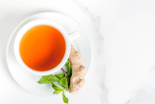 Τζίντζερ τσάι με λεμόνι, δυόσμο και μέλι - Φωτογραφία, εικόνα