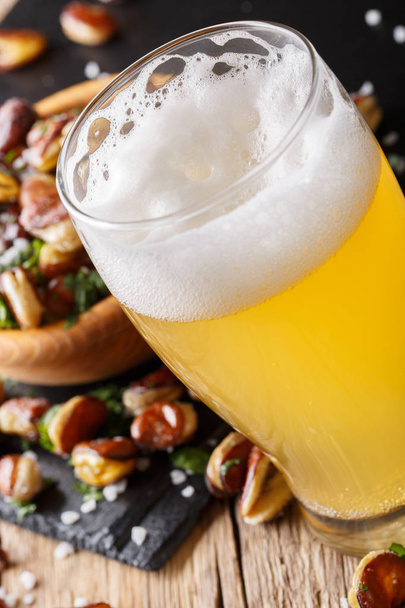 verre de bière légère avec une collation de haricots frits macro sur la languette
 - Photo, image