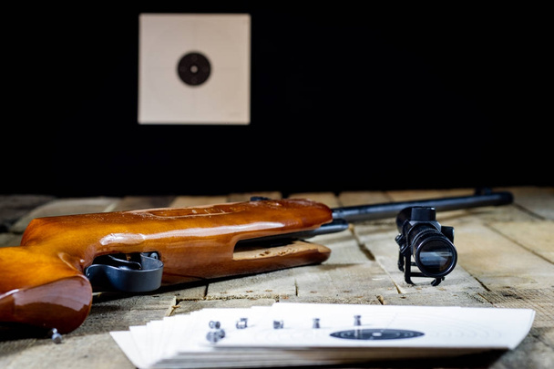 стрельба, пневматическое оружие со щитом и дробовик при стрельбе
 - Фото, изображение