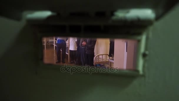 Sträflinge stehen in der Zelle der Justizvollzugsanstalt, Blick hinter die Tür. Russland. - Filmmaterial, Video