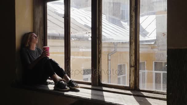 Mladá dívka s kávou sedí v depresi - Záběry, video