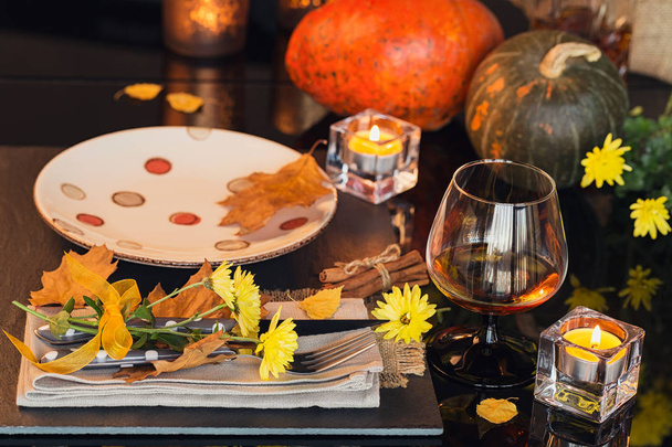 Table setting with autumn decoration for Thanksgiving. - 写真・画像