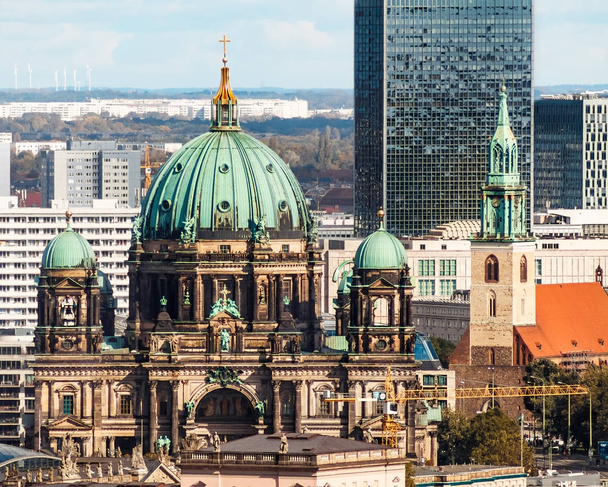 Luftaufnahme des historischen Berliner Doms - Foto, Bild