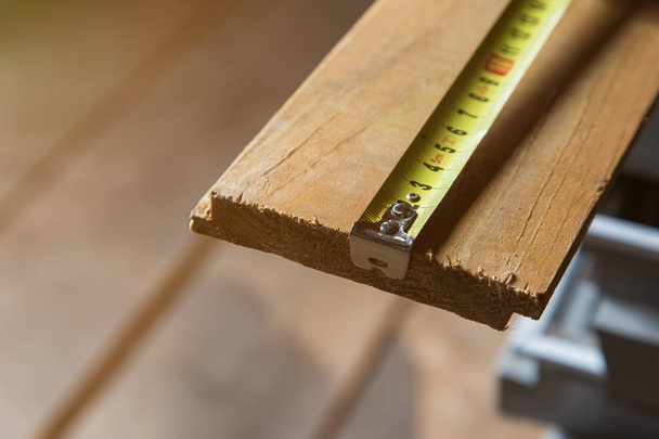 tape measurer on a wooden board close up - Foto, imagen