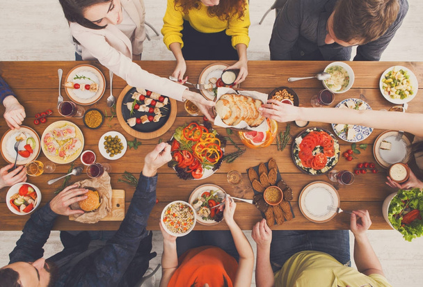 Mensen eten gezonde maaltijden op tafel geserveerd diner - Foto, afbeelding