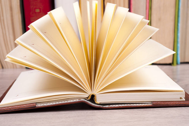 Ανοικτό βιβλίο, hardback βιβλία σε φωτεινό πολύχρωμο φόντο. - Φωτογραφία, εικόνα