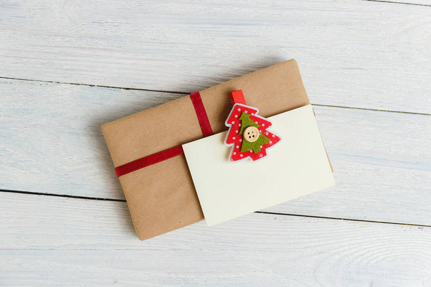 Vintage gift box package with blank gift tag on white wooden background - Zdjęcie, obraz