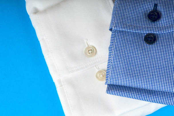 Mavi ve beyaz gömlek closeup hafif bir arka plan üzerinde yığını. - Fotoğraf, Görsel