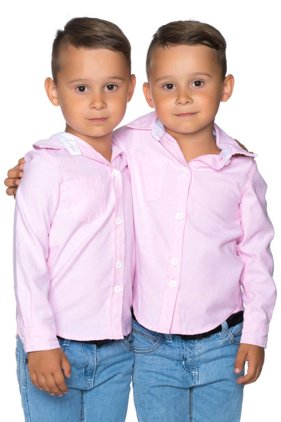 Dos niños pequeños con camisetas y jeans
. - Foto, imagen