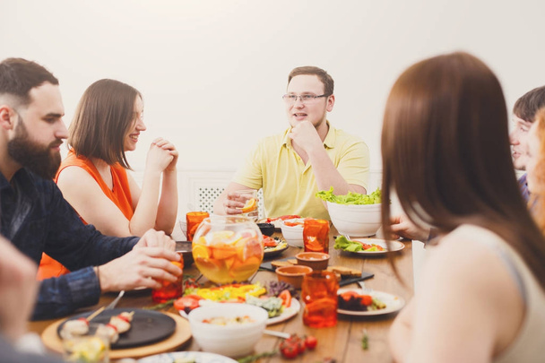 Firendly conversa na mesa de jantar festiva
 - Foto, Imagem
