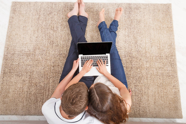 Jovem casal web surf no laptop, espaço de cópia
 - Foto, Imagem