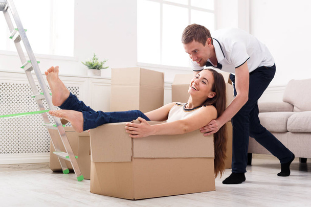 Giovane coppia felice disimballaggio scatole mobili
 - Foto, immagini