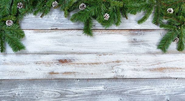 Bordo superiore di rami di abete di Natale e pigne su wh rustico
 - Foto, immagini
