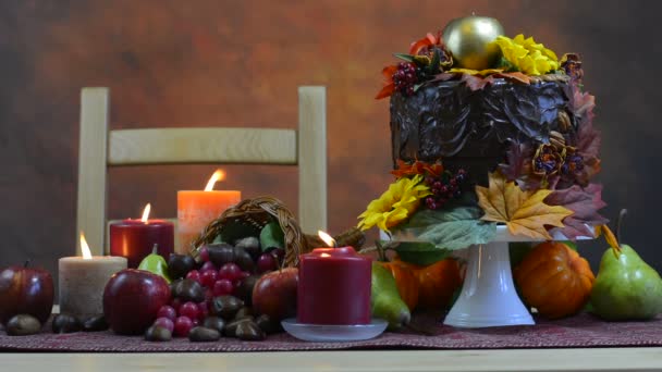 Jogo de mesa de outono de ação de graças com bolo de chocolate tema de outono
 - Filmagem, Vídeo