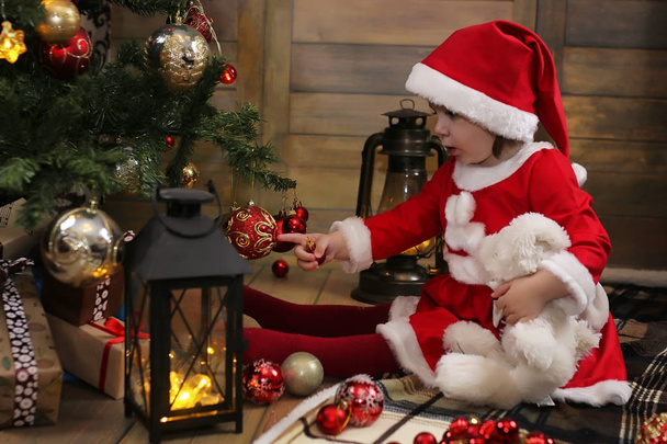 маленька дитина та різдвяні іграшки
 - Фото, зображення