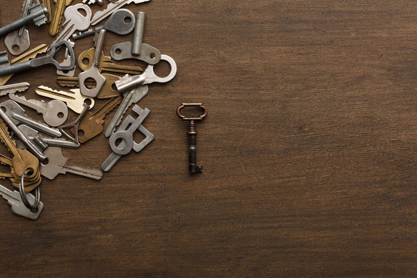 Many different keys on wood - Foto, imagen