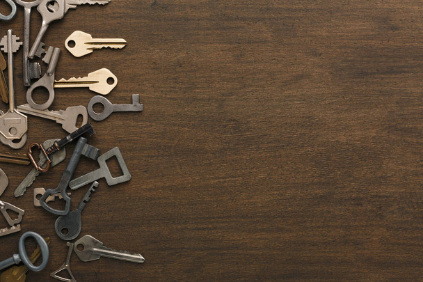 Many different keys on wood - Foto, Bild