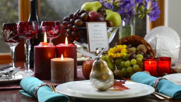 Πολύχρωμο ρουστίκ στυλ τραπέζι των ευχαριστιών - Πλάνα, βίντεο