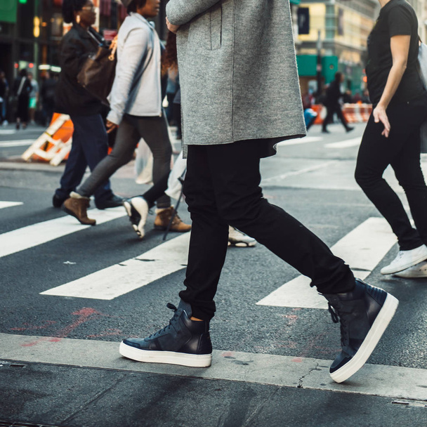 冬時間で都市通り群衆の中に横断歩道上を歩いて男 - 写真・画像