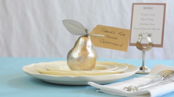 Elegante Happy Thanksgiving luogo impostazione con pera d'oro
. - Filmati, video