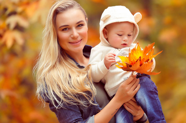 Boldog anya, baba, őszi parkban - Fotó, kép