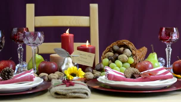 Mesa de Acción de Gracias con ajustes de lugar y centro de mesa cornucopia
 - Imágenes, Vídeo
