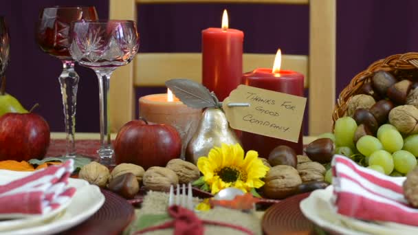 Mesa de Acción de Gracias con ajustes de lugar y centro de mesa cornucopia
 - Metraje, vídeo