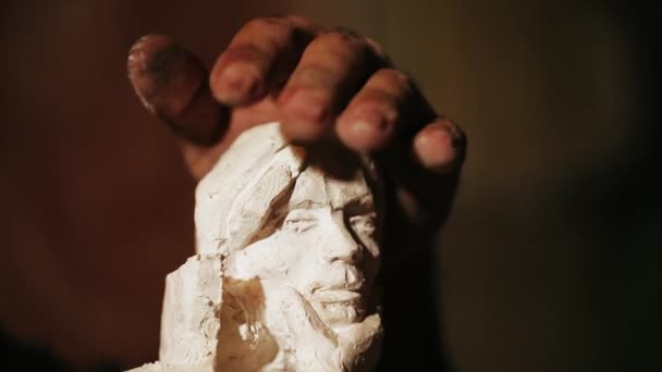 石膏で彫刻家の仕事 - 映像、動画